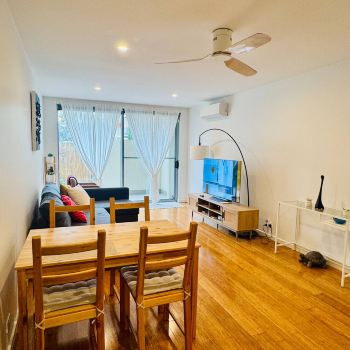 Charming Guest Room Near MacArthur Station in Lyneham