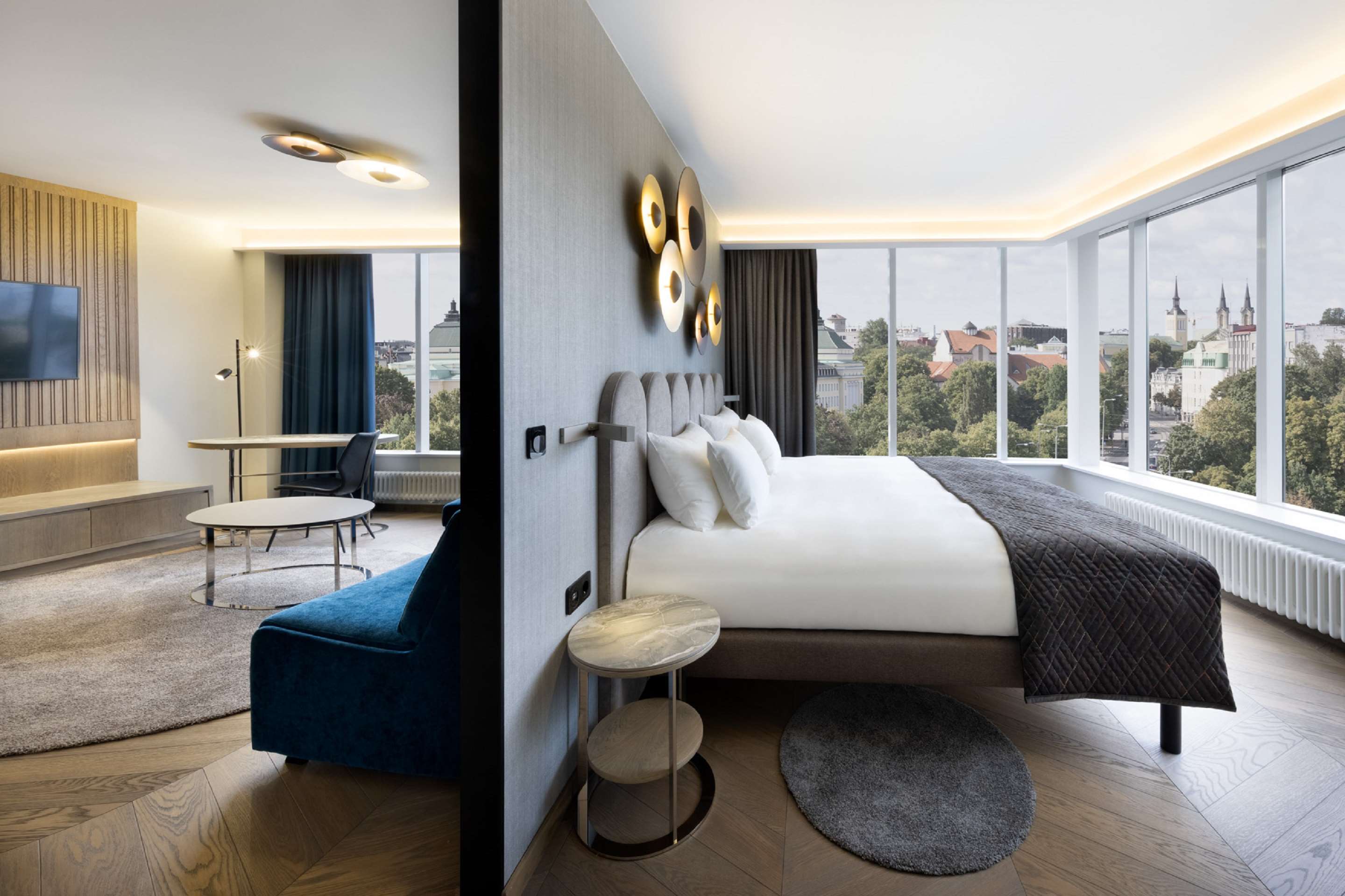 套房-1张特大床， 无烟， 独立客厅， 城市景观， 空调， 浴缸和淋浴， 无线网络