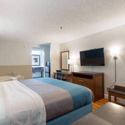 Deluxe Room, 1 King Bed with Hot Tub, Smoking