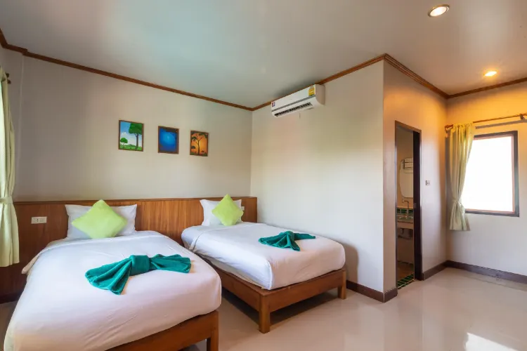 ห้องดีลักซ์ เตียงแฝด พร้อมวิวสระว่ายน้ำ
