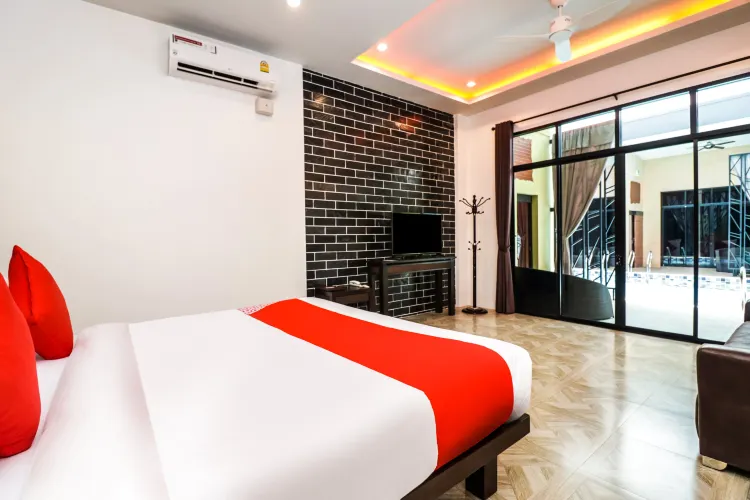ห้องดีลักซ์ เตียงใหญ่ พร้อมทางลงสระว่ายน้ำ