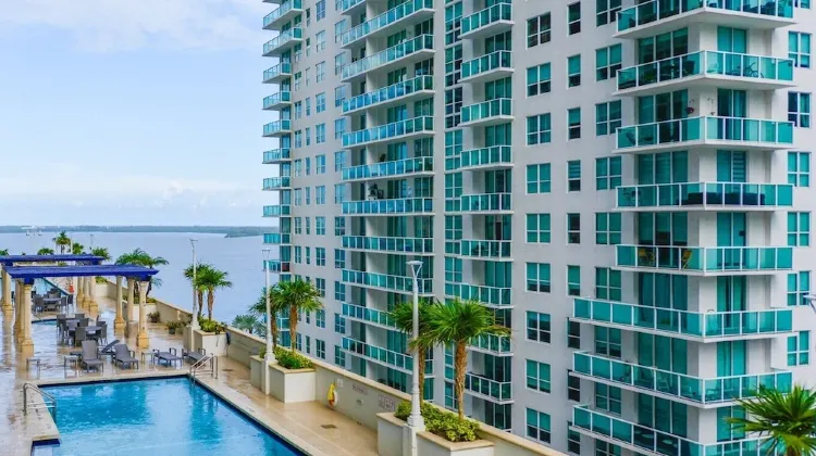 Amazing High-Rise Condo @Brickell with Pool Facilities