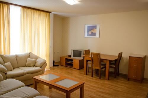 带阳台的两卧室公寓