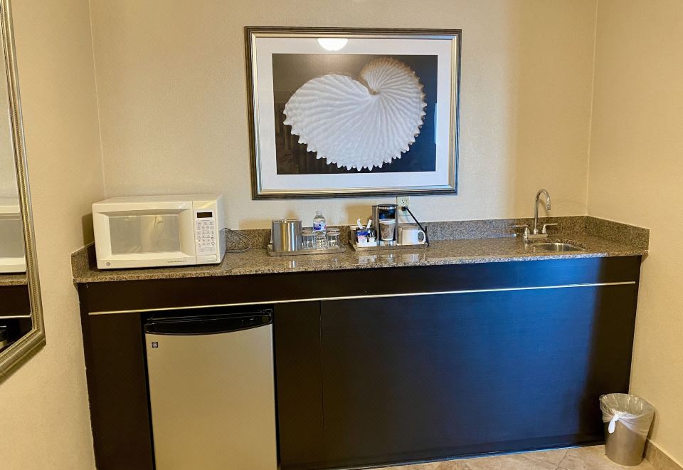 Radisson Suite Hotel OceanfrontOceanfront Family King Suite