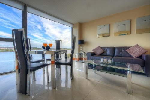 双卧室湖景公寓