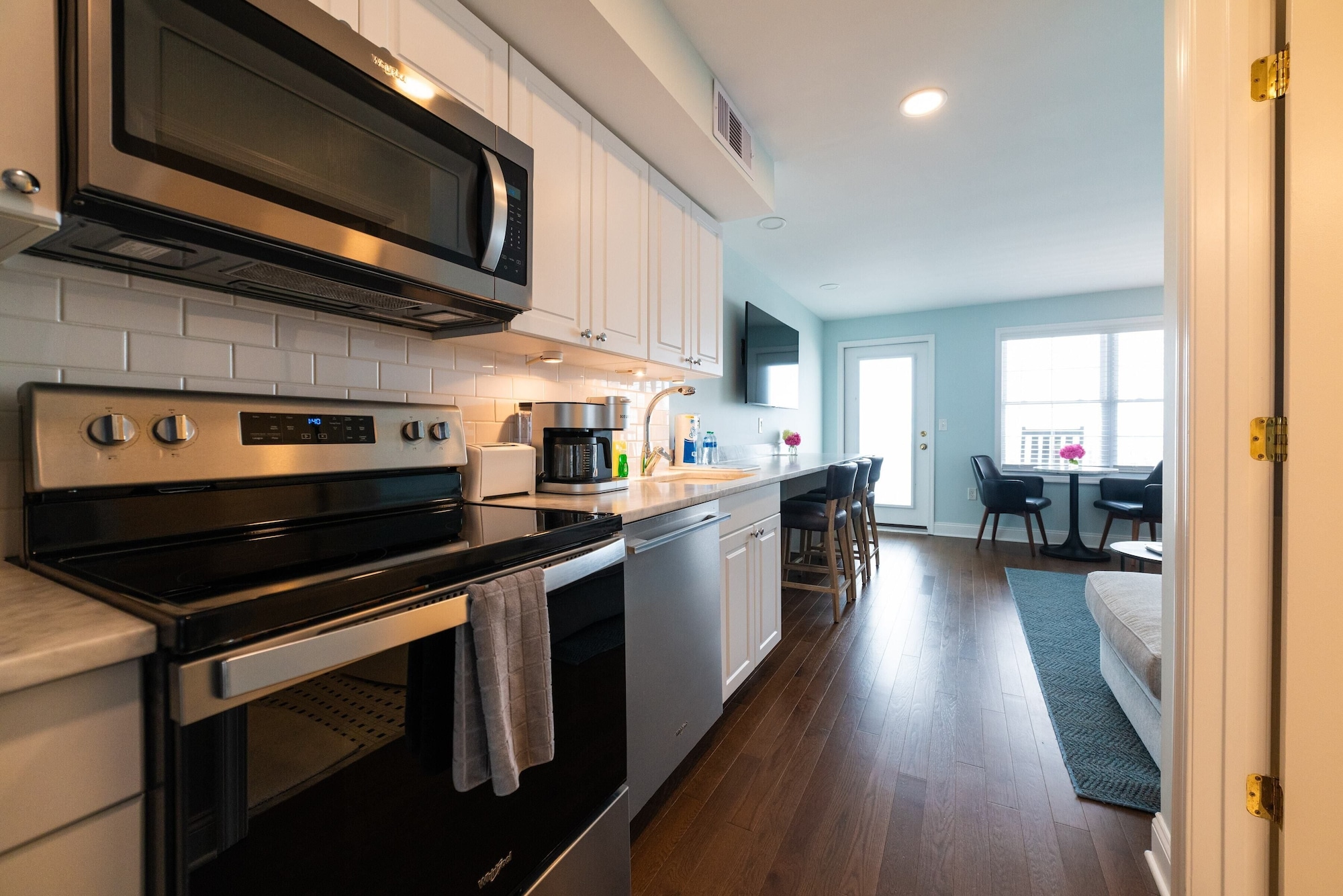 套房，一卧（1个浴室特大床面朝大海）