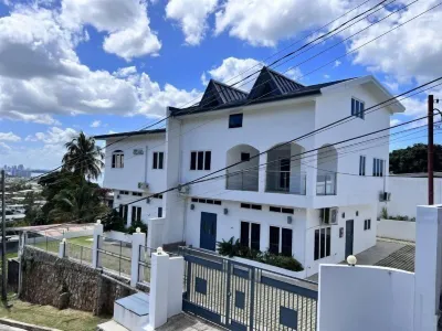 Glencoe Townhome with Loft Jacuzzi and Pool Отели в г. 