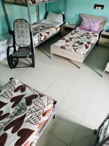 混合宿舍房中的单人床位