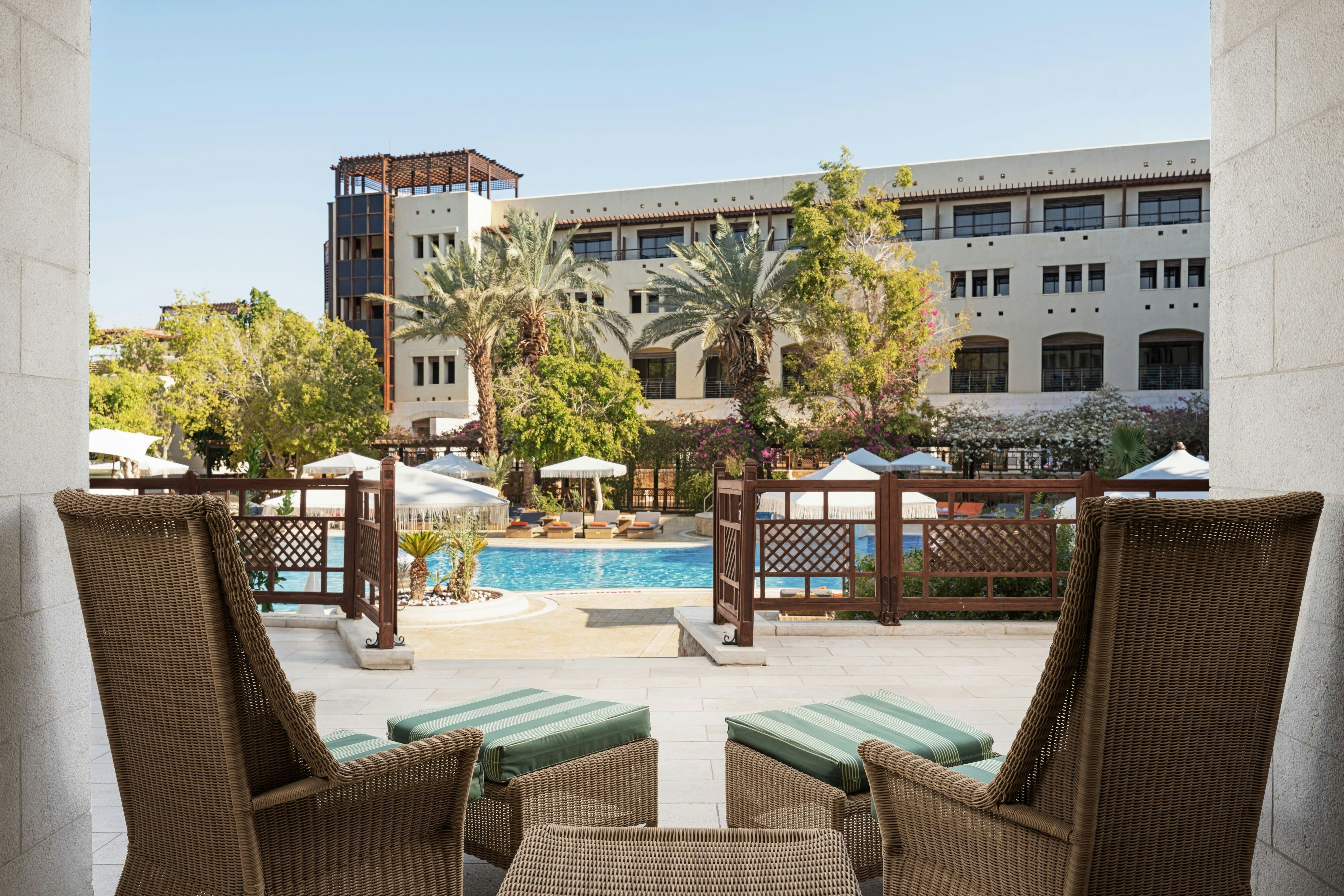 泳池露台客房，1特大床，可使用泳池