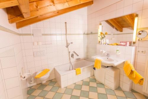 带山景的双人间