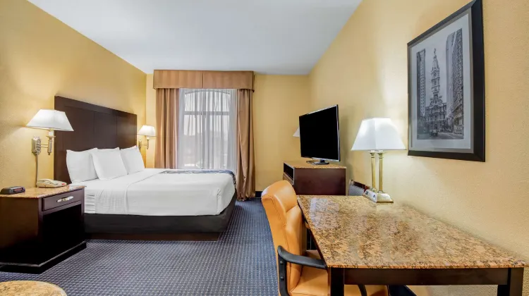 La Quinta Inn & Suites by Wyndham Mt. Laurel - Philadelphia Room