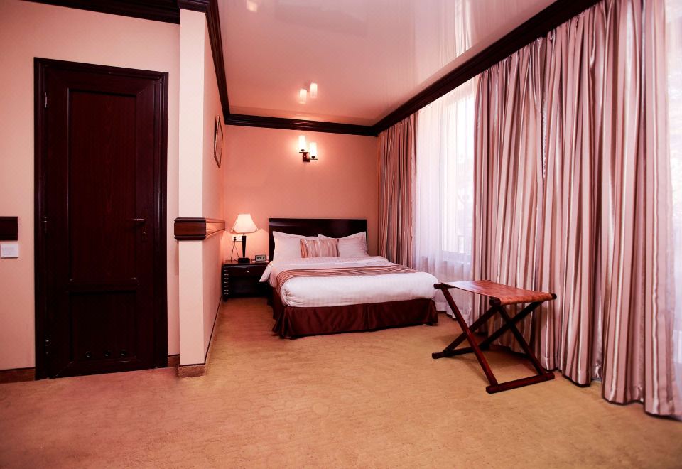 舒适房（大床）-无烟， 阳台， 咖啡壶和茶壶， 淋浴