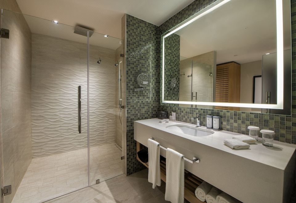 度假村特大床 - 游泳上升初級套房