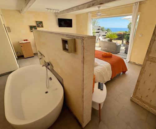 带露台并享有海景的套房