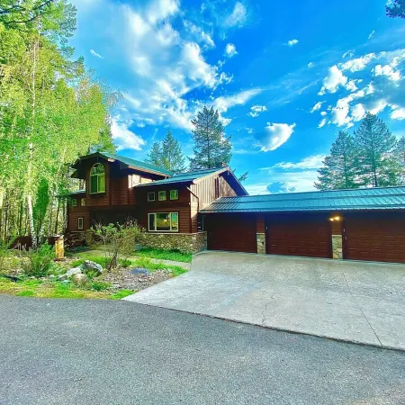 Big Mountain Treehouse!  Beautiful cabin home w/ SPECTACULAR views of Lake