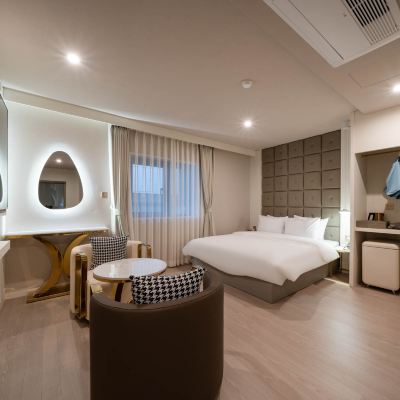 *오프닝 스페셜* 디럭스룸 (4 킹 65인치 TV) (무료 OTT 및 유튜브 뷰, 욕조) MU 화명 쿠폰