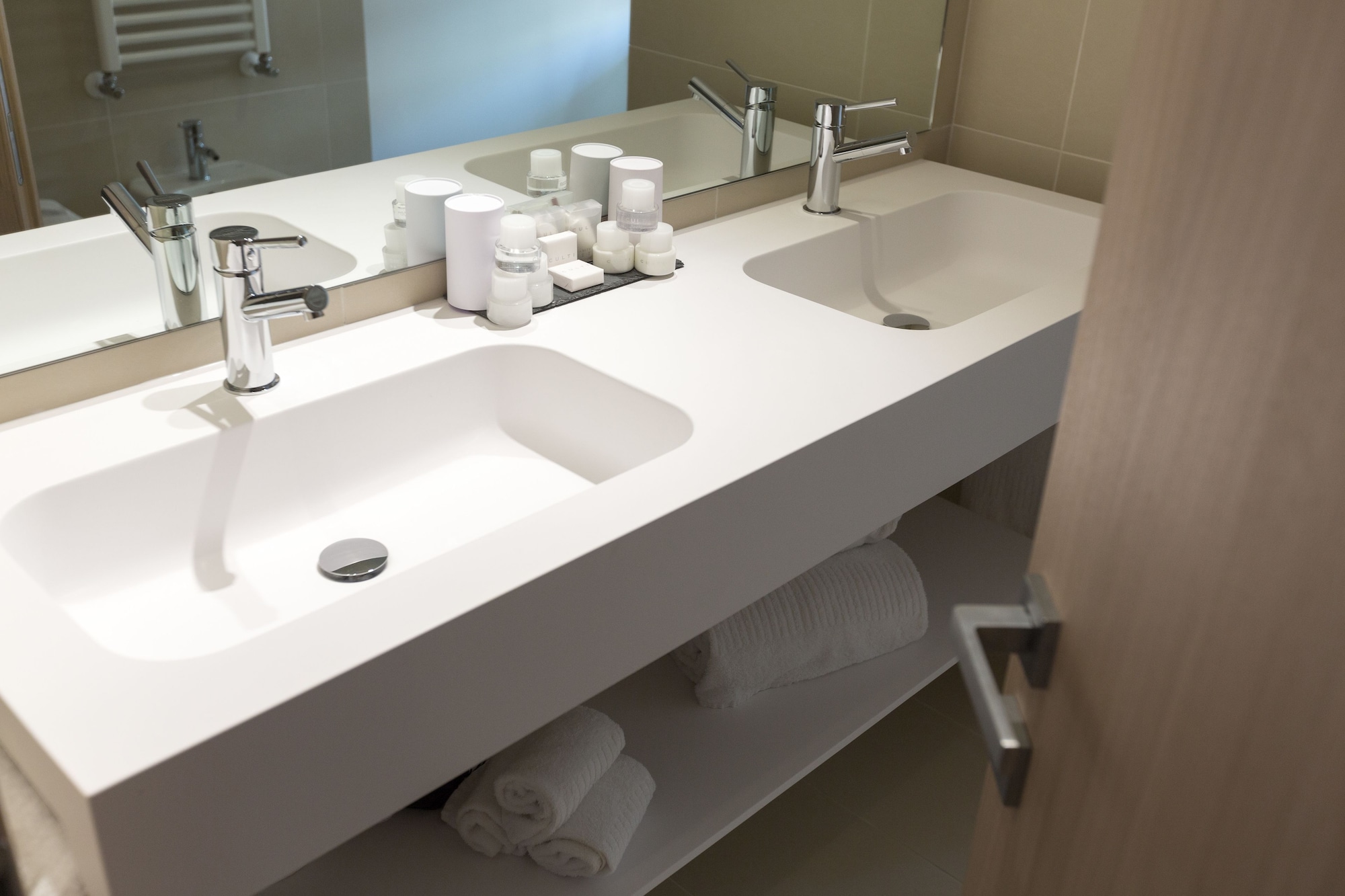 高级双人房，带露台、湖景和按摩浴缸