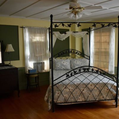 Comfort Room, Shared Bathroom (Garden View) Harbour House Inn Promo Code