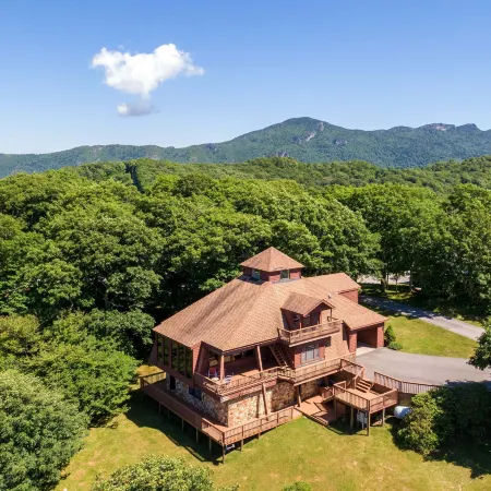 Endless Vistas 4BR With Stunning Views and Close Proximity to Town