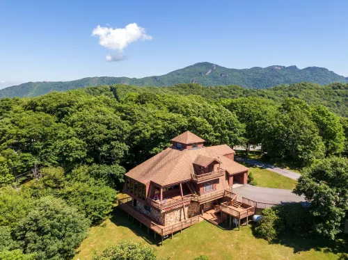 Endless Vistas 4BR With Stunning Views and Close Proximity to Town