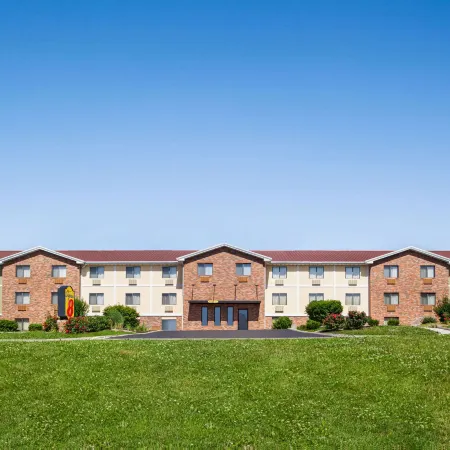 Super 8 by Wyndham Lenexa Overland Park/Mall Area
