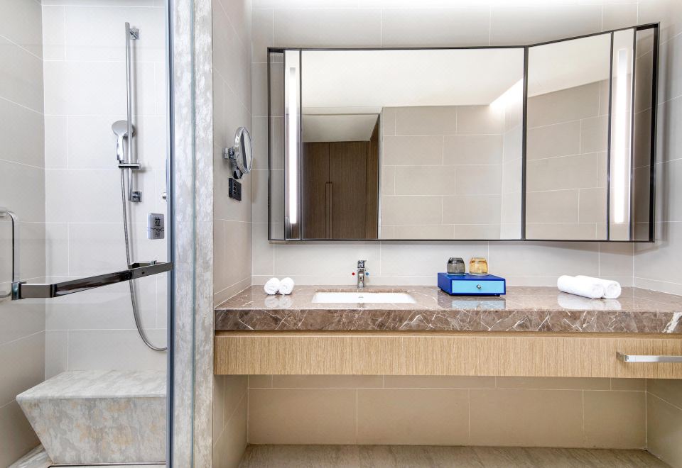 豪華海景家庭房（側海景）