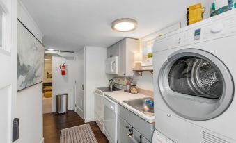 Lilac in Law, Picturesque Lower Unit - Housity