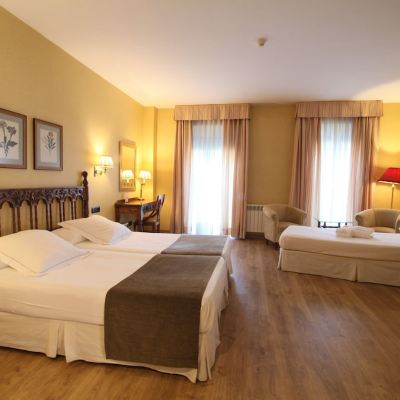 Triple Room Hotel Puente Romano de Salamanca Promo Code