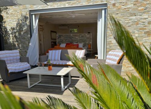 带露台并享有海景的套房