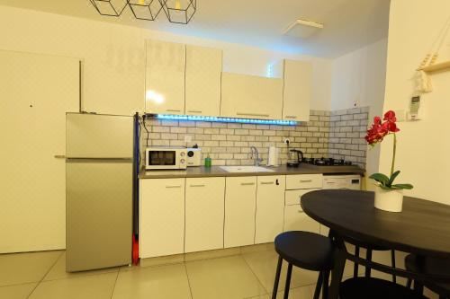 Shlomo's lounge. A beautiful and new apartment 5 minutes drive from the sea One-Bedroom Apartment