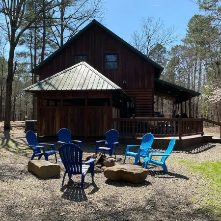 Excellent location! Water view from porch, short drive to Lake and Beavers Bend! Отели в г. Брокен Боу