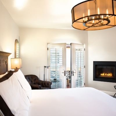 Deluxe Room, 1 King Bed, Fireplace, Courtyard View North Block Hotel Promo Code