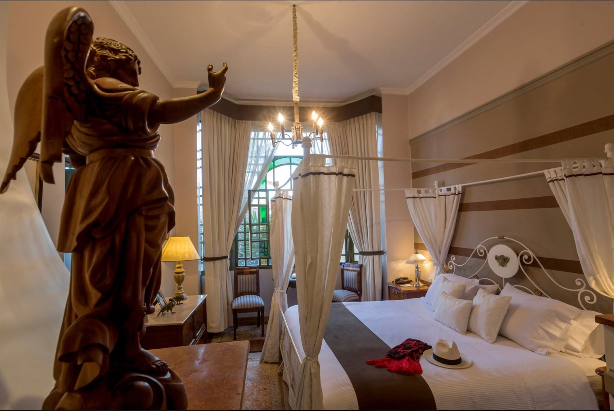 传统套房， 1 张特大床