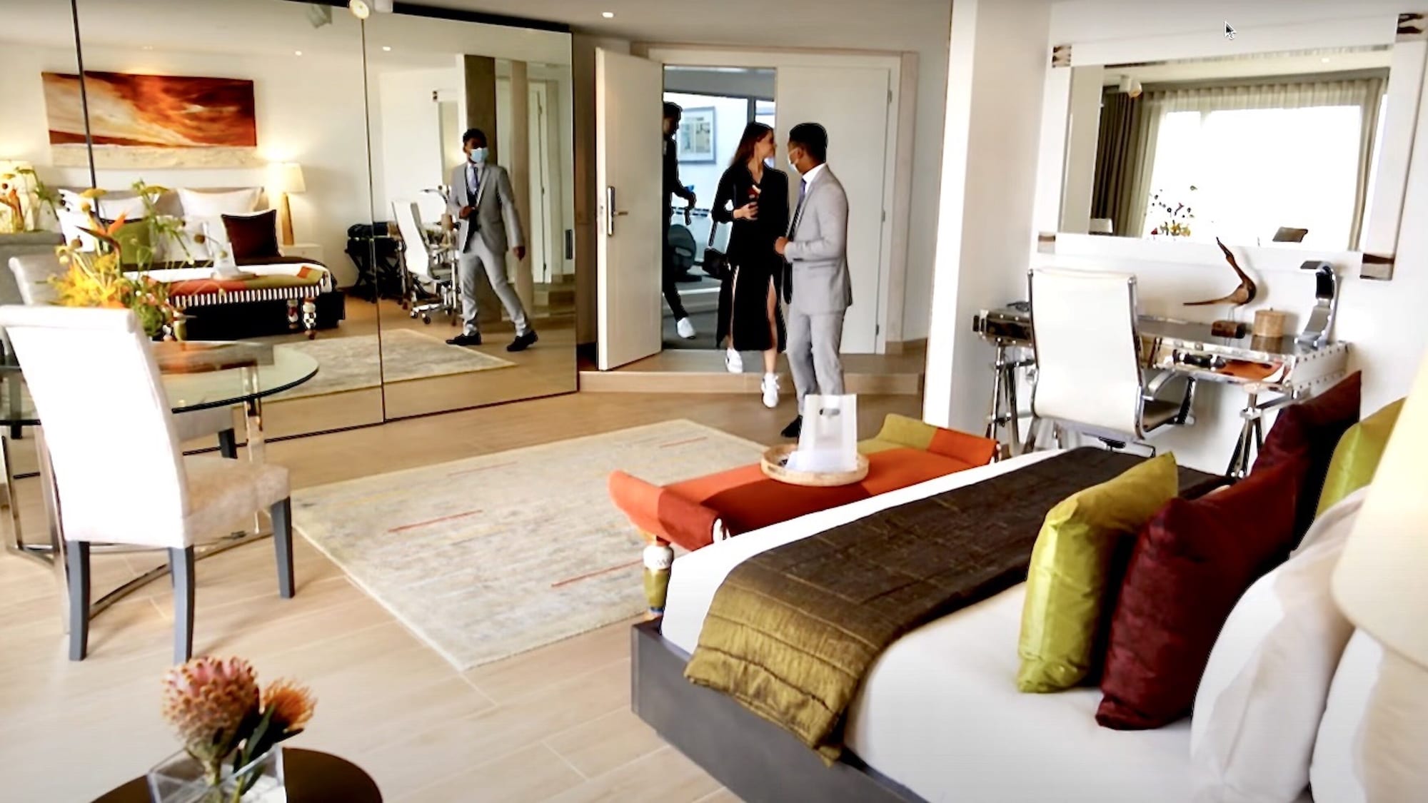 顶层套房 6号，一特大床，海景全景