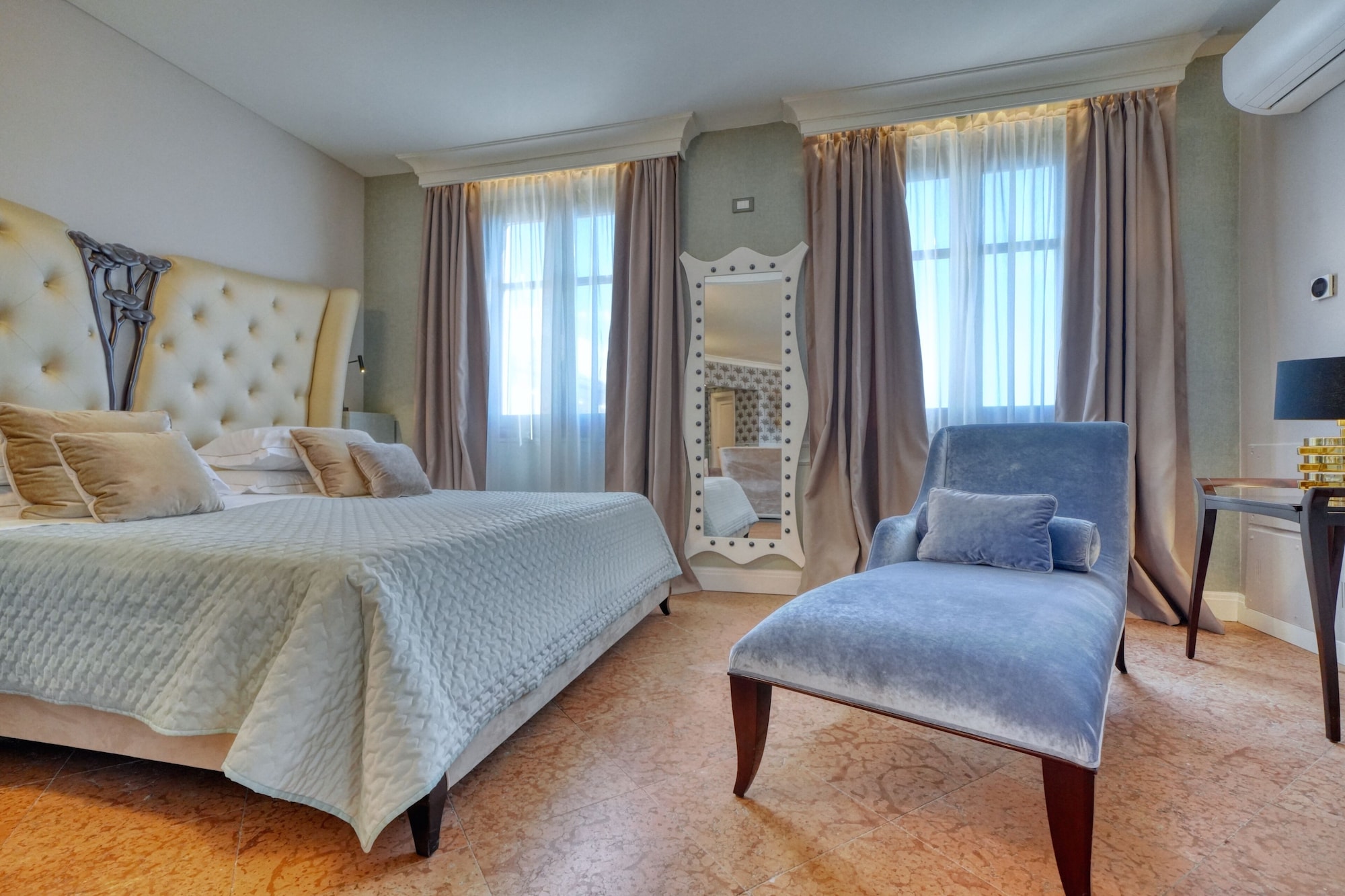 行政套房， 3 间卧室， 露台， 湖景