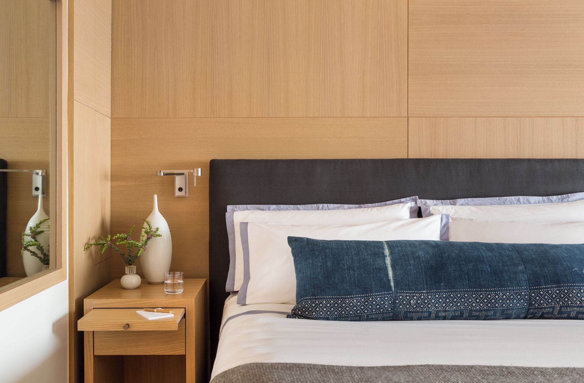 尊贵房，1张特大床，阳台，海滨（壁炉）