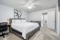 Charming 3-bedroom + Den house with AC and WiFi in awesome North Fresno.