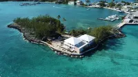 The feeling of an Island apart, surrounded by water! Convenient location. Hôtels à : 