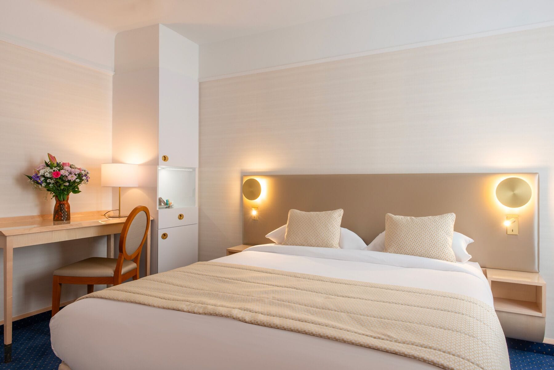 高级双人房， 1 张大床， 浴缸