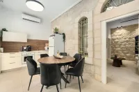Mamilla View- Suites & Apt Hotel