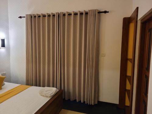 带阳台和海景的豪华双人房