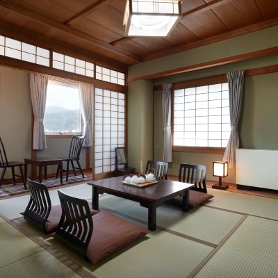 10畳の古い建物の日本式客室