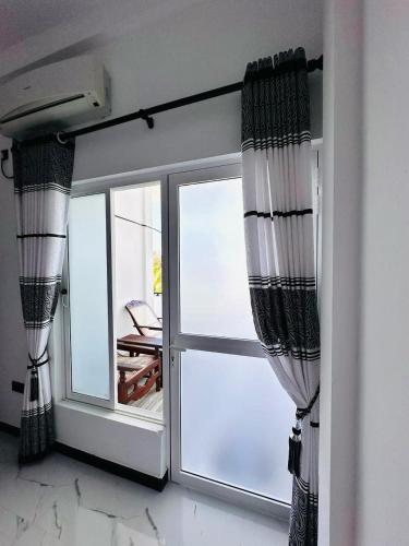 带阳台和海景的豪华双人房