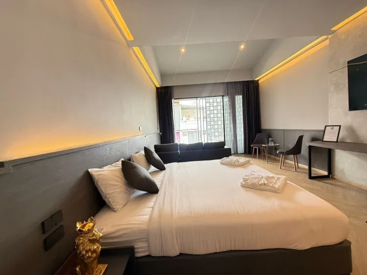 Senior Room, 1 Queen Bed, Non Smoking, City View