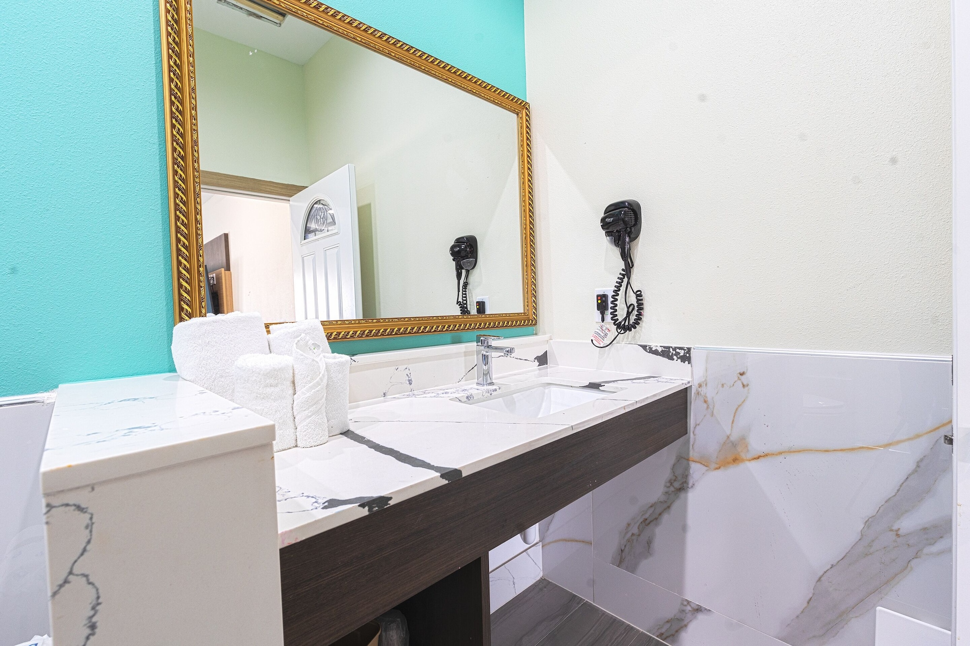 2张大床和小厨房客房