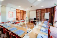 Brit Hotel Confort Nîmes Ouest - A9 Sortie 25