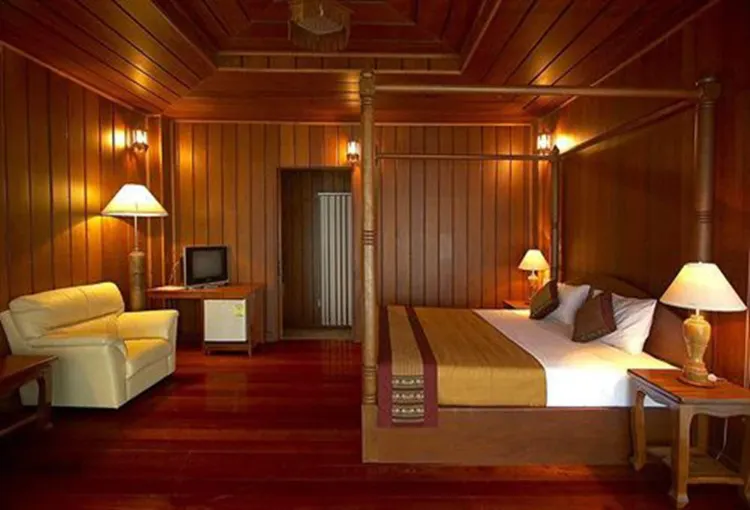 Superior House (Sunset Upper Floor)