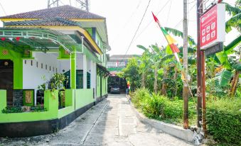 RedDoorz Syariah Near Stasiun Wates - Housity