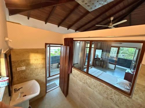 带阳台和海景的豪华双人房