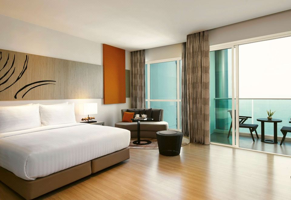 Mövenpick Siam Hotel Na Jomtien PattayaJunior King Suite